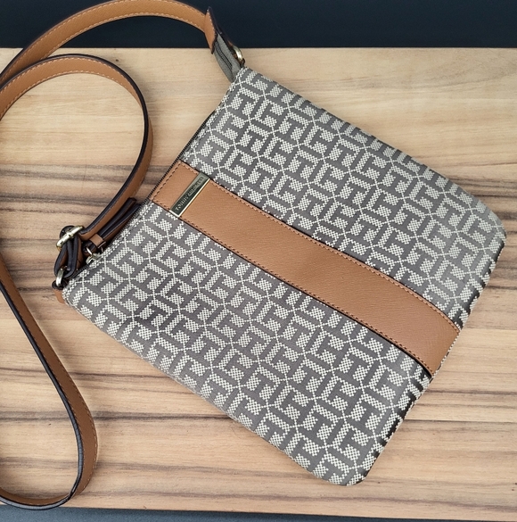 Tommy Hilfiger Handbags - Tommy Hilfiger Signature Logo Brown & Tan Crossbody w/Adjustable Strap, Like New